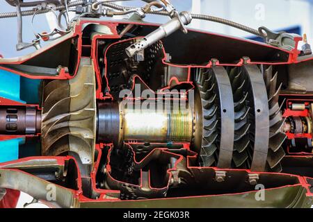 Montage eines Motors auf einem Passagierjet in einem Hangar. Stockfoto