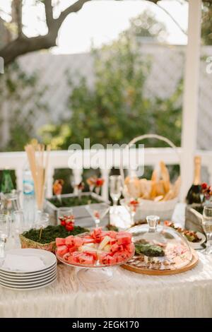Der Buffettisch im Garten Stockfoto