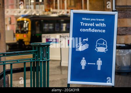 Fotos auf den Bahnsteigen am Bahnhof Bristol Temple Meads. Stockfoto