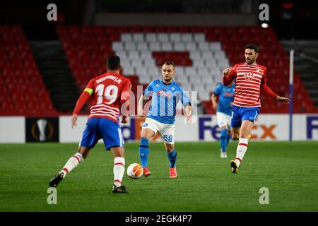 SSC Napoli Spieler Stanislav Lobotka in Aktion gesehen während der UEFA Europa League Runde von 16 Spiel zwischen Granada CF und SSC Napoli im Nuevo Los Carmenes Stadion. Stockfoto