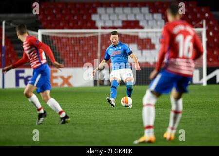 SSC Napoli Spieler Amir Rrahmani in Aktion gesehen während der UEFA Europa League Runde von 16 Spiel zwischen Granada CF und SSC Napoli im Nuevo Los Carmenes Stadion. Stockfoto