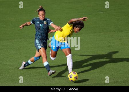 18. Februar 2021: Brasiliens Mittelfeldspieler CHÃš (15) kämpft um den Ball gegen die argentinische Verteidigerin MARINA DELGADO (4) beim SheBelieves Cup Brasilien gegen Argentinien Spiel im Exploria Stadium in Orlando, FL am 18. Februar 2021. Quelle: Cory Knowlton/ZUMA Wire/Alamy Live News Stockfoto