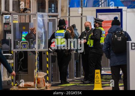 Fotos auf den Bahnsteigen der Bristol Temple Meads Station von britischen Verkehrspolizisten. Stockfoto