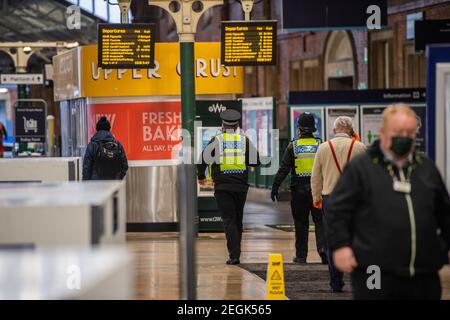 Fotos auf den Bahnsteigen der Bristol Temple Meads Station von britischen Verkehrspolizisten. Stockfoto