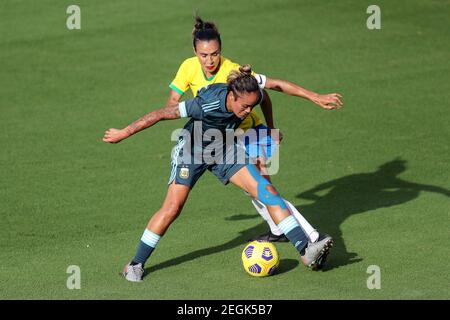 18. Februar 2021: Die argentinische Verteidigerin MARINA DELGADO (4) verteidigt den Ball gegen die brasilianische Mittelfeldspielerin MARTA (10) während des SheBelieves Cup Brasilien gegen Argentinien-Spiels im Exploria Stadium in Orlando, FL am 18. Februar 2021. Quelle: Cory Knowlton/ZUMA Wire/Alamy Live News Stockfoto