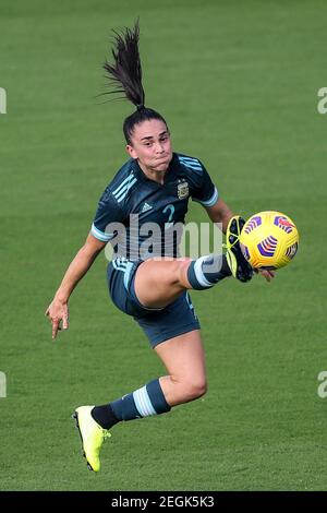 18. Februar 2021: Argentinische Verteidigerin AGUSTINA BARROSO (2) macht beim SheBelieves Cup Brasilien gegen Argentinien Spiel im Exploria Stadium in Orlando, FL am 18. Februar 2021 einen Sprung Pass. Quelle: Cory Knowlton/ZUMA Wire/Alamy Live News Stockfoto