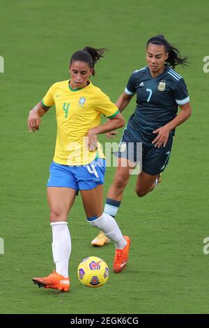 18. Februar 2021: Brasilianischer Verteidiger RAFAELLE (4) tritt am 18. Februar 2021 beim SheBelieves Cup Brasilien gegen Argentinien gegen YAEL OVIEDO (7) im Exploria Stadium in Orlando, FL, an. Quelle: Cory Knowlton/ZUMA Wire/Alamy Live News Stockfoto