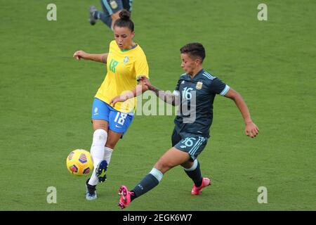 18. Februar 2021: Brasilianische Verteidigerin CAMILA (18) tritt beim SheBelieves Cup Brasilien gegen Argentinien Mittelfeldspieler LORENA BENÃTEZ (16) am 18. Februar 2021 im Exploria Stadium in Orlando, FL, um den Ball an. Quelle: Cory Knowlton/ZUMA Wire/Alamy Live News Stockfoto