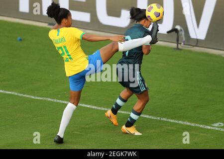 18. Februar 2021: Brasiliens Verteidiger TAINARA (21) macht einen hohen Block gegen Argentiniens Vorwärts YAEL OVIEDO (7) während des SheBelieves Cup Brasilien gegen Argentinien Spiel im Exploria Stadium in Orlando, FL am 18. Februar 2021. Quelle: Cory Knowlton/ZUMA Wire/Alamy Live News Stockfoto