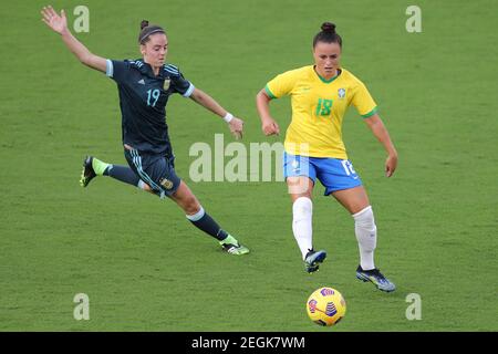 18. Februar 2021: Brasilianische Verteidigerin CAMILA (18) tritt beim SheBelieves Cup Brasilien gegen Argentinien gegen MARIANA LARROQUETTE (19) am 18. Februar 2021 im Exploria Stadium in Orlando, FL, an. Quelle: Cory Knowlton/ZUMA Wire/Alamy Live News Stockfoto