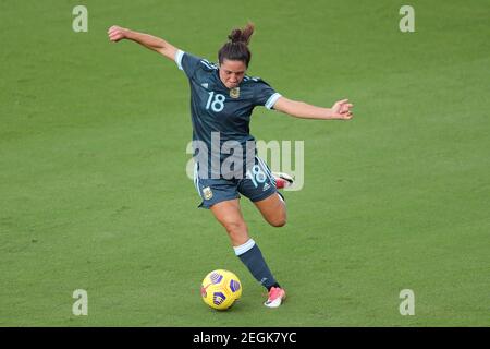 18. Februar 2021: Argentinienverteidigerin ROMINA NuÃ‘EZ (18) legt beim SheBelieves Cup Brasilien gegen Argentinien Spiel im Exploria Stadium in Orlando, FL am 18. Februar 2021 einen Pass auf. Quelle: Cory Knowlton/ZUMA Wire/Alamy Live News Stockfoto