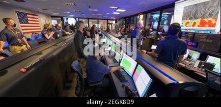 Pasadena, Kalifornien, USA. Februar 2021, 18th. Mitglieder des NASA-Teams Perseverance Mars Rover beobachten in der Missionskontrolle, wie die ersten Bilder eintreffen, kurz nachdem die Sonde erfolgreich am Donnerstag, den 18. Februar 2021, auf dem Mars im Jet Propulsion Laboratory der NASA in Pasadena, Kalifornien, landete. Ein wesentliches Ziel der Mission von Perseverance auf dem Mars ist die Astrobiologie, einschließlich der Suche nach Zeichen des antiken mikrobiellen Lebens. Quelle: dpa picture Alliance/Alamy Live News Stockfoto