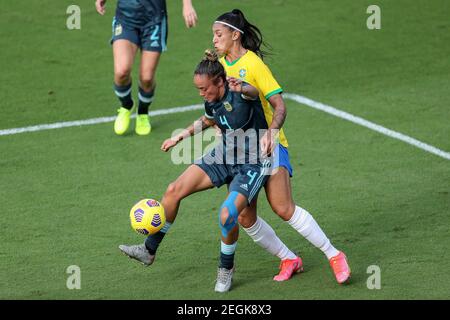 18. Februar 2021: Die argentinische Verteidigerin MARINA DELGADO (4) tritt am 18. Februar 2021 beim SheBelieves Cup Brasilien gegen Argentinien im Exploria Stadium in Orlando, FL, um den Ball gegen die Brasilianerin BEATRIZ (16) an. Quelle: Cory Knowlton/ZUMA Wire/Alamy Live News Stockfoto