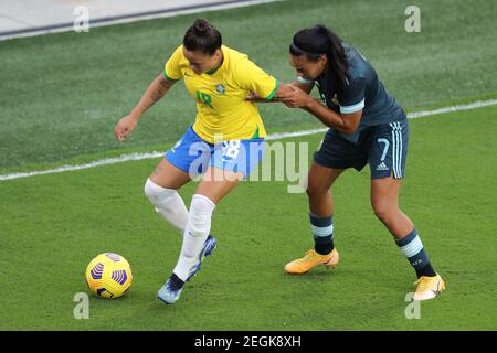 18. Februar 2021: Brasilianischer Verteidiger CAMILA (18) tritt am 18. Februar 2021 beim SheBelieves Cup Brasilien gegen Argentinien gegen YAEL OVIEDO (7) im Exploria Stadium in Orlando, FL, an. Quelle: Cory Knowlton/ZUMA Wire/Alamy Live News Stockfoto