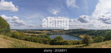 Panorama des Vulkankratersees im Sommer, Deutschland, Schalkenmehren Stockfoto