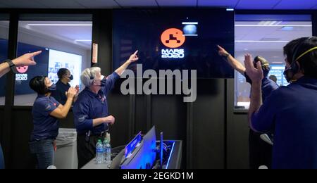 Pasadena, Kalifornien, USA. Februar 2021, 18th. Mitglieder des NASA-Teams Perseverance Mars Rover beobachten in der Missionskontrolle, wie die ersten Bilder eintreffen, kurz nachdem die Sonde erfolgreich am Donnerstag, den 18. Februar 2021, auf dem Mars im Jet Propulsion Laboratory der NASA in Pasadena, Kalifornien, landete. Ein wesentliches Ziel der Mission von Perseverance auf dem Mars ist die Astrobiologie, einschließlich der Suche nach Zeichen des antiken mikrobiellen Lebens. Quelle: dpa picture Alliance/Alamy Live News Stockfoto