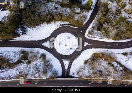 Luftaufnahme eines schneebedeckten Kreisel in einem kleinen Walisische Stadt (Ebbw Vale) Stockfoto