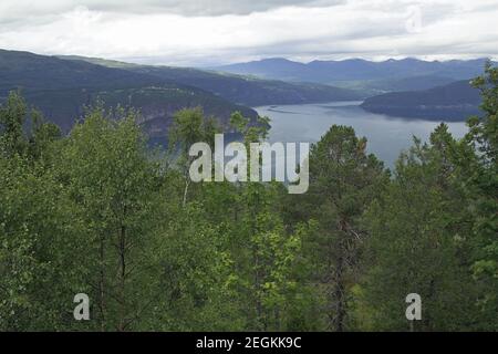 Jostedalsbreen Nationalpark; Norwegen, Norwegen; EINE typische Landschaft des Südwestnorwegens. Typische Landschaft im Südwesten Norwegens. Bergsee Stockfoto