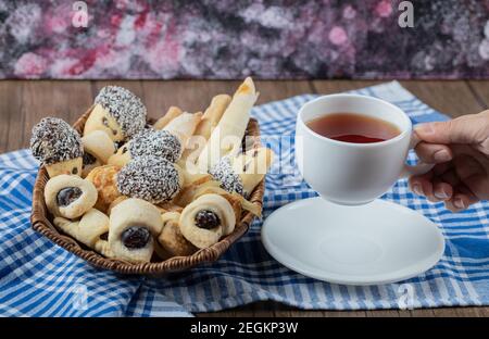 Mischung von Cookies in der Platte mit einer Tasse serviert Von earl Grey Tea Stockfoto