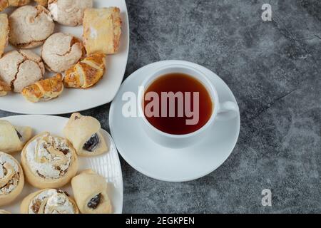 Mischung von Cookies in der Platte mit einer Tasse serviert Von earl Grey Tea Stockfoto