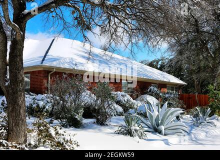 15. Februar 2021, Austin, Texas. Historische arktische Explosion, Wintersturm. Haus unter Schnee. Stockfoto