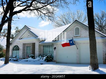 15. Februar 2021, Austin, Texas. Historische arktische Explosion, Wintersturm. Haus unter Schnee. Stockfoto