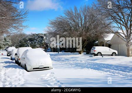 15. Februar 2021, Austin, Texas. Historische arktische Explosion, Wintersturm. Haus unter Schnee. Stockfoto