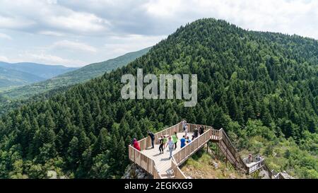 Valla Canyon, Kastamonu - August 2020: Touristen auf der Aussichtsterrasse auf der Spitze des Valla Canyon in Kure Berge, Pinarbasi, Kastamonu, Türkei Stockfoto