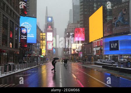 18. Februar 2021 : EIN leichter Schneesturm traf New York City. Fußgänger am Times Square Stockfoto