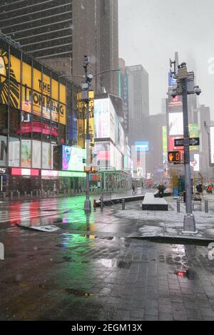 18. Februar 2021 : EIN leichter Schneesturm traf New York City. Ein fast leerer Times Square. Stockfoto