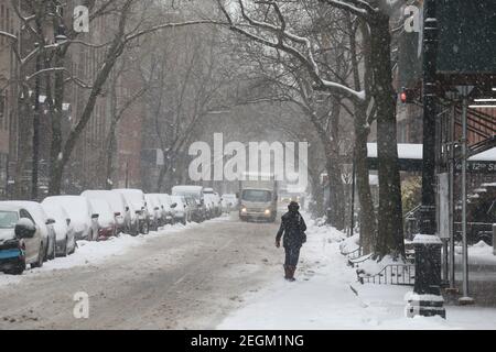 18. Februar 2021 : EIN leichter Schneesturm traf New York City. Stockfoto