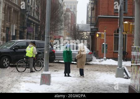 18. Februar 2021 : EIN leichter Schneesturm traf New York City. Fußgänger in Soho Stockfoto