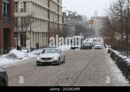 18. Februar 2021 : EIN leichter Schneesturm traf New York City. Verkehr auf der Houston Street Stockfoto