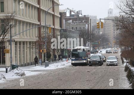 18. Februar 2021 : EIN leichter Schneesturm traf New York City. Verkehr auf der Houston Street Stockfoto