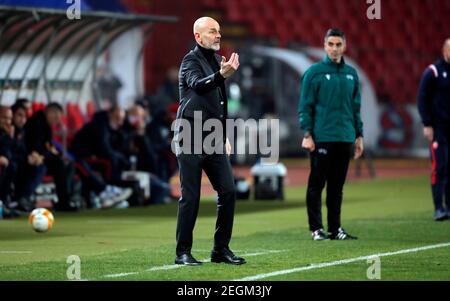 Belgrad, Serbien. Februar 2021, 18th. Der Cheftrainer von AC Mailand Stefano Pioli zeigt sich während der UEFA Europa League-Runde des ersten Fußballspiels 32 zwischen Crvena Zvezda aus Serbien und AC Mailand aus Italien in Belgrad, Serbien, 18. Februar 2021. Kredit: Predrag Milosavljevic/Xinhua/Alamy Live Nachrichten Stockfoto