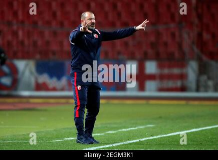 Belgrad, Serbien. Februar 2021, 18th. Crvena Zvezdas Cheftrainer Dejan Stankovic Gesten während der UEFA Europa League Runde 32 erste Bein Fußballspiel zwischen Crvena Zvezda von Serbien und AC Mailand von Italien in Belgrad, Serbien, 18. Februar 2021. Kredit: Predrag Milosavljevic/Xinhua/Alamy Live Nachrichten Stockfoto