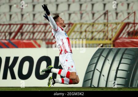 Belgrad, Serbien. Februar 2021, 18th. Der Milan Pavkov von Crvena Zvezda feiert ein Tor während der UEFA Europa League Runde des ersten Fußballspiels 32 zwischen Crvena Zvezda von Serbien und AC Mailand von Italien in Belgrad, Serbien, 18. Februar 2021. Kredit: Predrag Milosavljevic/Xinhua/Alamy Live Nachrichten Stockfoto