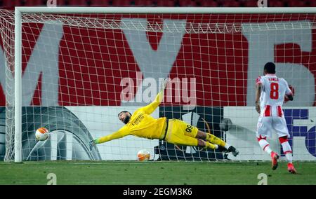 Belgrad, Serbien. Februar 2021, 18th. Crvena Zvezdas Guelor Kanga (R) trifft eine Strafe während der UEFA Europa League Runde 32 erste Bein Fußballspiel zwischen Crvena Zvezda von Serbien und AC Mailand von Italien in Belgrad, Serbien, 18. Februar 2021. Kredit: Predrag Milosavljevic/Xinhua/Alamy Live Nachrichten Stockfoto