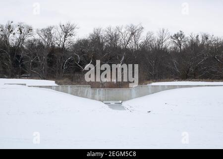 Nahaufnahme des Wasserabflusses wurde nach einem gefroren Schneesturm in Texas Stockfoto