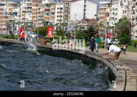 IZMIR, TÜRKEI - 26. JUNI: Küste von Alsancak in Izmir, 26. Juni 2005 in Izmir, Türkei. Izmir ist die drittbevölkerungsreichste Stadt in der Türkei. Diese Küste ist bekannt als Kordon. Stockfoto