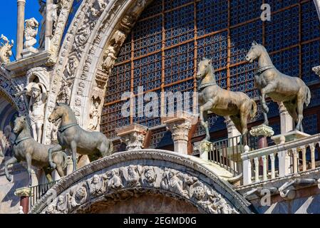 Die Pferde von Saint Mark (Triumphalen Quadriga), vier bronzene Statuen von Pferden auf der Fassade der St. Mark's Basilika in Venedig, Italien Stockfoto