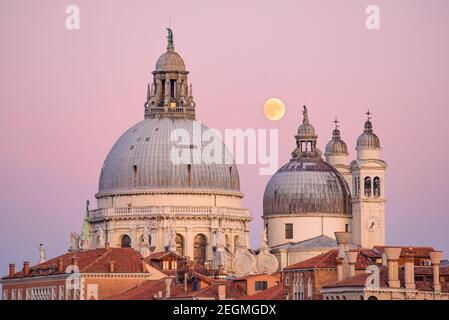 Sonnenuntergang Ansicht der Basilica di Santa Maria della Salute (Heilige Maria der Gesundheit), eine katholische Kirche in Venedig, Italien Stockfoto