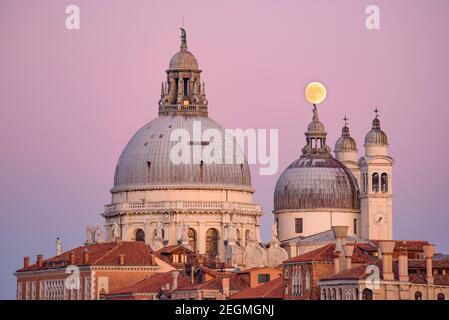 Sonnenuntergang Ansicht der Basilica di Santa Maria della Salute (Heilige Maria der Gesundheit), eine katholische Kirche in Venedig, Italien Stockfoto