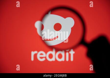 LONDON, Großbritannien - Februar 2021: Reddit-Logo unter einer Lupe Stockfoto