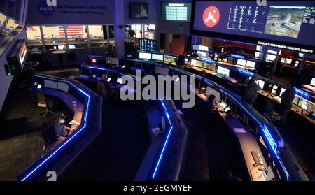 Pasadena, Kalifornien, USA. Februar 2021, 18th. Mitglieder des NASA-Teams Perseverance Mars Rover studieren Daten auf Monitoren in der Missionskontrolle, Donnerstag, 18. Februar 2021, im Jet Propulsion Laboratory der NASA in Pasadena, Kalifornien. Der Durchhalterover der NASA kam am Donnerstag sicher auf den Mars, auf der Suche nach Zeichen des alten Lebens auf dem Roten Planeten. (NASA/Bill Ingalls/Handout via Xinhua) Quelle: Xinhua/Alamy Live News Stockfoto