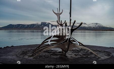 Reykjavik, Island-Dezember 5 2017 - Solfar Skulptur auch bekannt als "die Sonne voyager" von vorne gesehen mit dem Berg im Hintergrund inspir Stockfoto