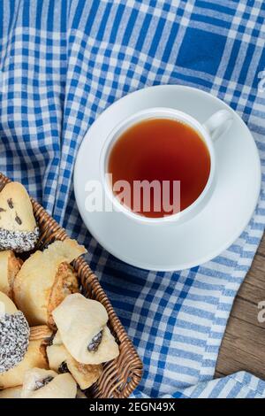 Mischung von Cookies in der Platte mit einer Tasse serviert Von earl Grey Tea Stockfoto