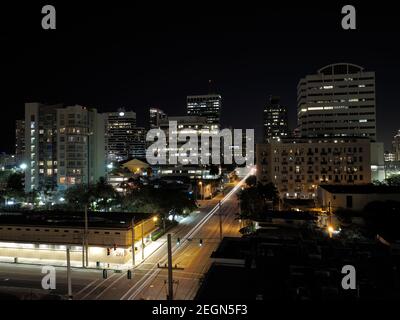 USA, Fort Lauderdale - 24. Juli 2019 - Downtown Fort Lauderdale in der Nacht mit Auto-Licht-Trails, beleuchtete Gebäude gegen den dunklen Himmel Stockfoto