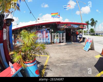 USA, Fort Lauderdale - April 14, 2018 - 925 Nuevos Cubanos Restaurant mit kubanischer, amerikanischer und schwuler Flagge Stockfoto