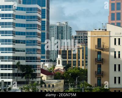 USA, Fort Lauderdale - circa Juli, 2019 - Gebäude in der Innenstadt von Fort Lauderdale Stockfoto